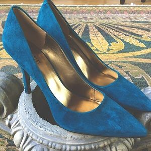 Classic and clean suede pumps